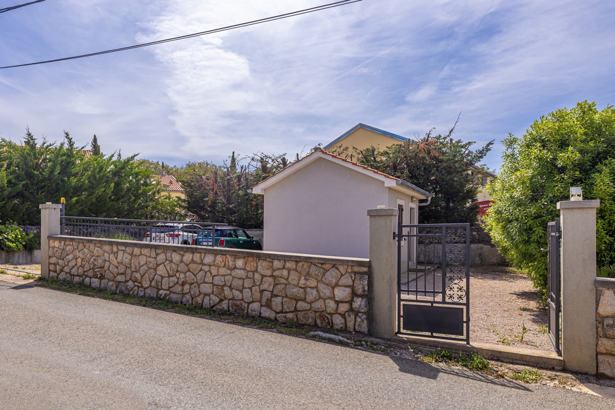 OTOK KRK - Kamnita polsamostojna hiša z bazenom