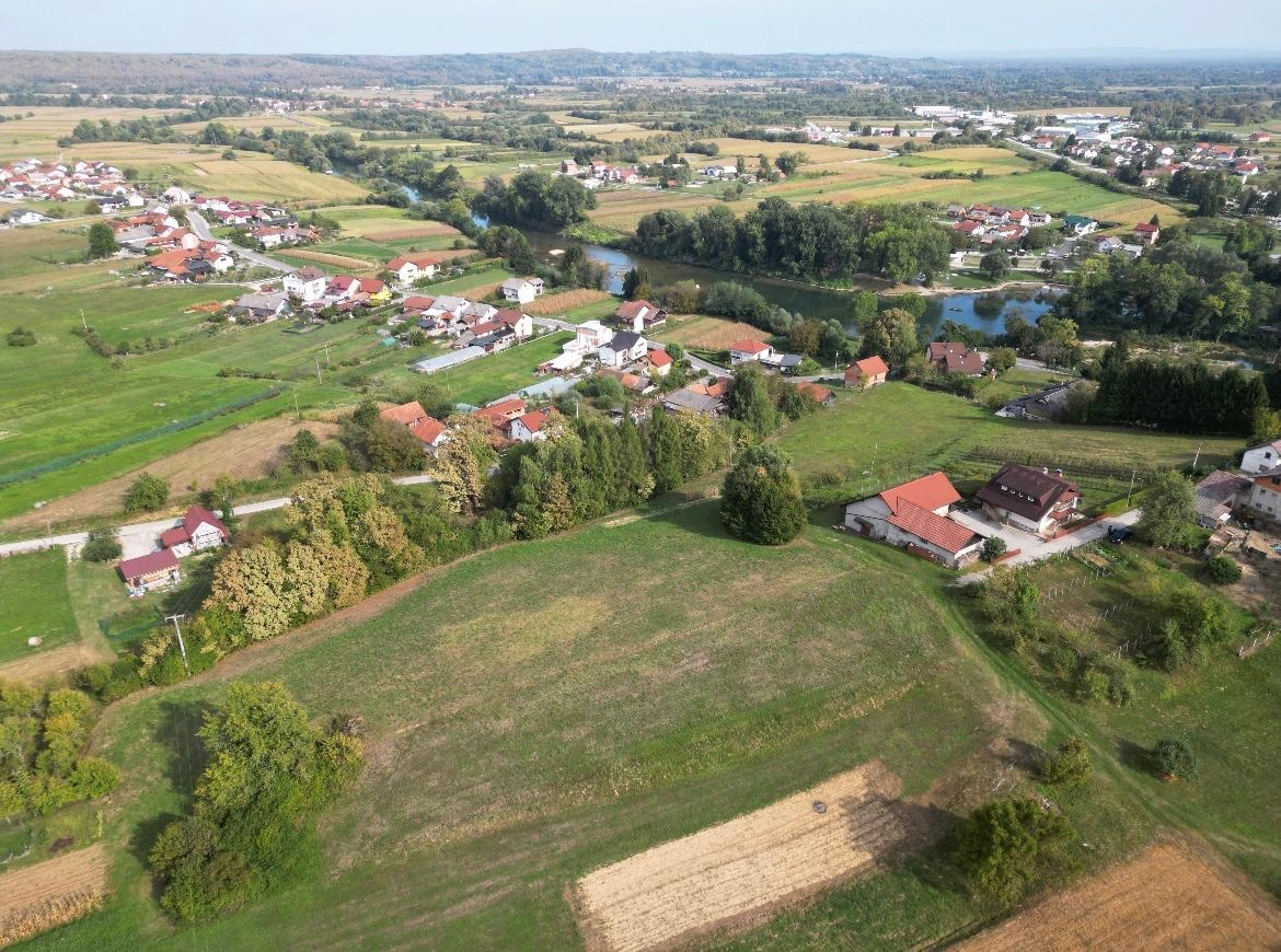 OZALJ - Zemljišče blizu centra