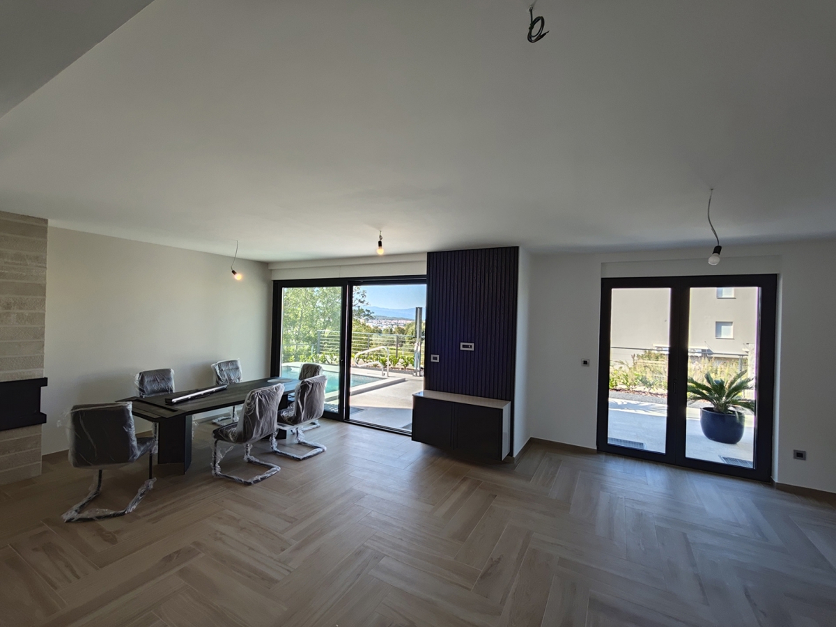 OTOK KRK, MALINSKA - Luksuzna polsamostojna hiša s panoramskim pogledom na morje