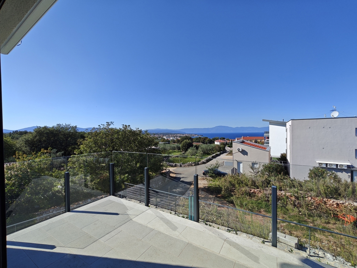 OTOK KRK, MALINSKA - Luksuzna polsamostojna hiša s panoramskim pogledom na morje