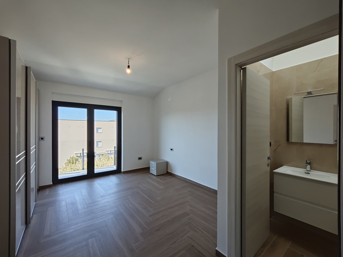 OTOK KRK, MALINSKA - Luksuzna polsamostojna hiša s panoramskim pogledom na morje