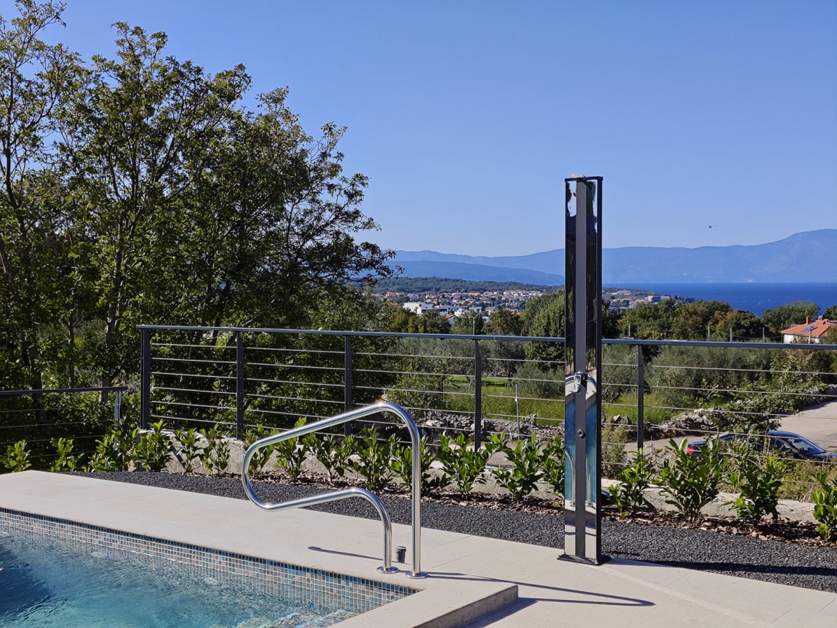 OTOK KRK, MALINSKA - Luksuzna polsamostojna hiša s panoramskim pogledom na morje