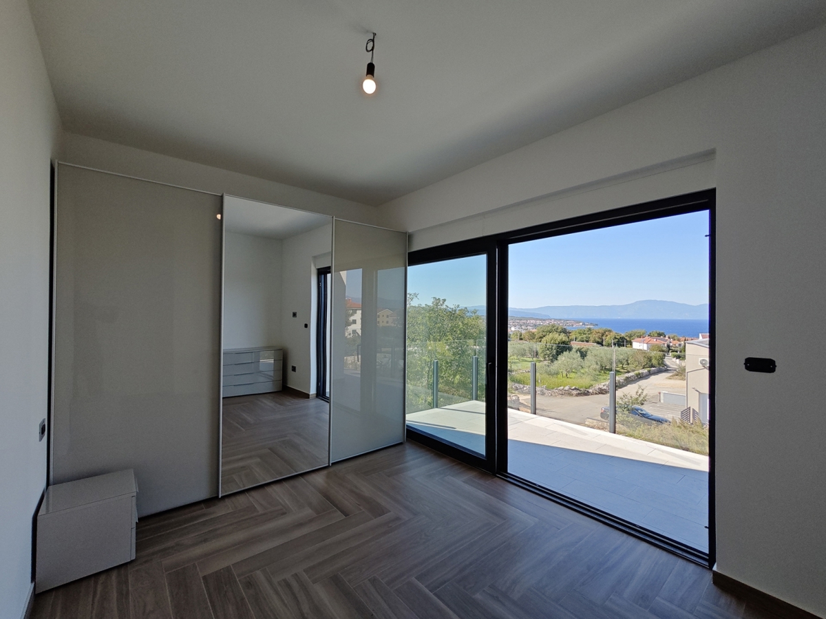 OTOK KRK, MALINSKA - Luksuzna polsamostojna hiša s panoramskim pogledom na morje