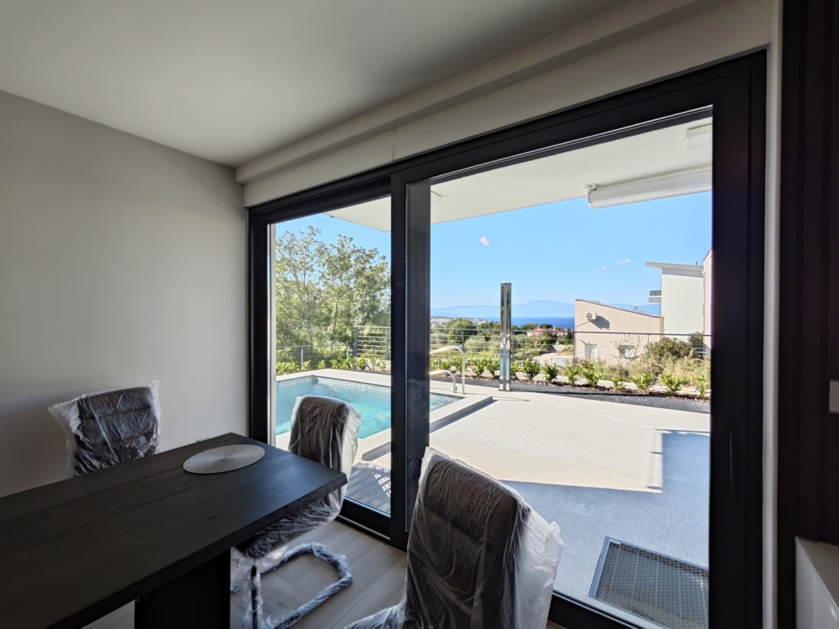 OTOK KRK, MALINSKA - Luksuzna polsamostojna hiša s panoramskim pogledom na morje