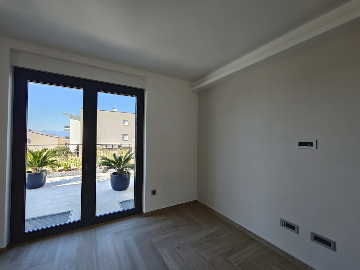 OTOK KRK, MALINSKA - Luksuzna polsamostojna hiša s panoramskim pogledom na morje