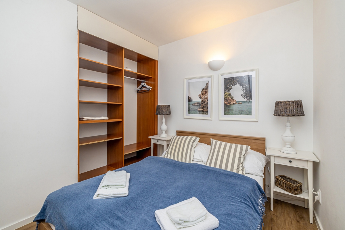 OTOK KRK, BAŠKA - Novo prenovljeno dvosobno stanovanje s teraso