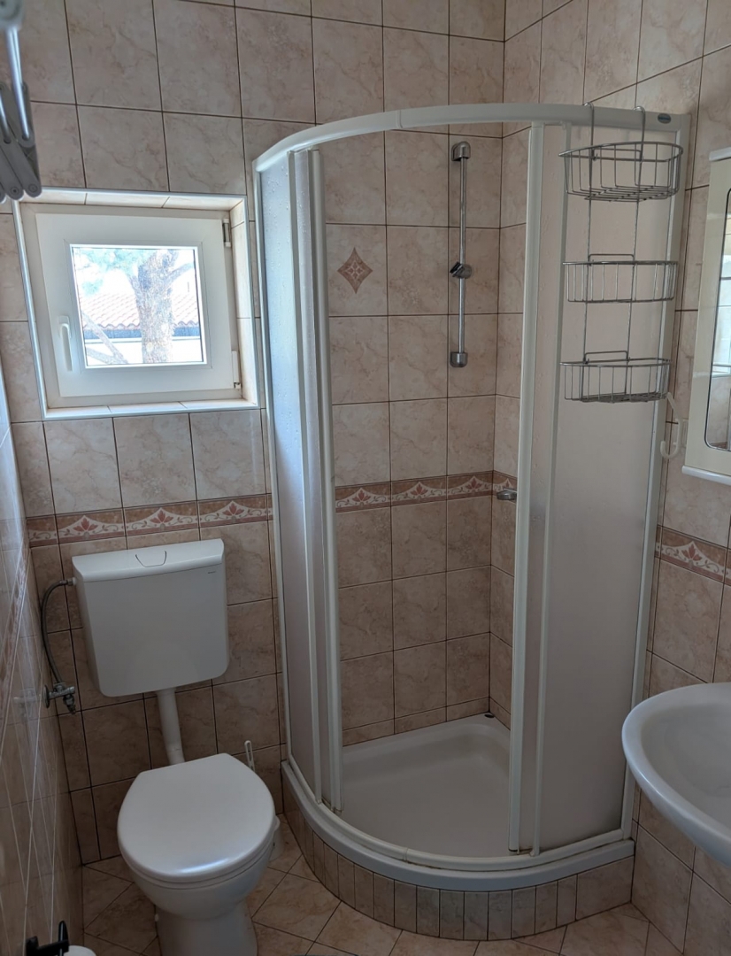 OTOK KRK, Baška - Apartma s parkirnim mestom in pogledom na morje