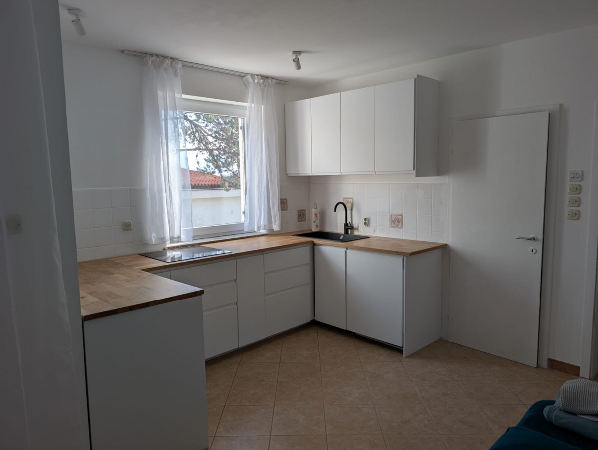 OTOK KRK, Baška - Apartma s parkirnim mestom in pogledom na morje