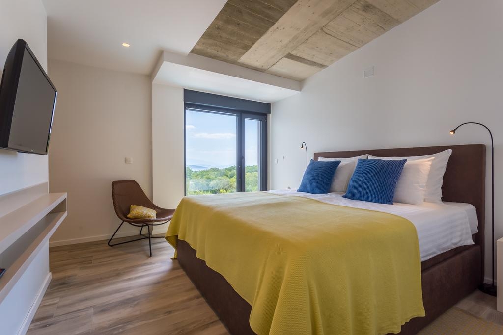 OTOK KRK, MESTO KRK (okolica) - Luksuzna vila z neskončnim bazenom in pogledom na morje