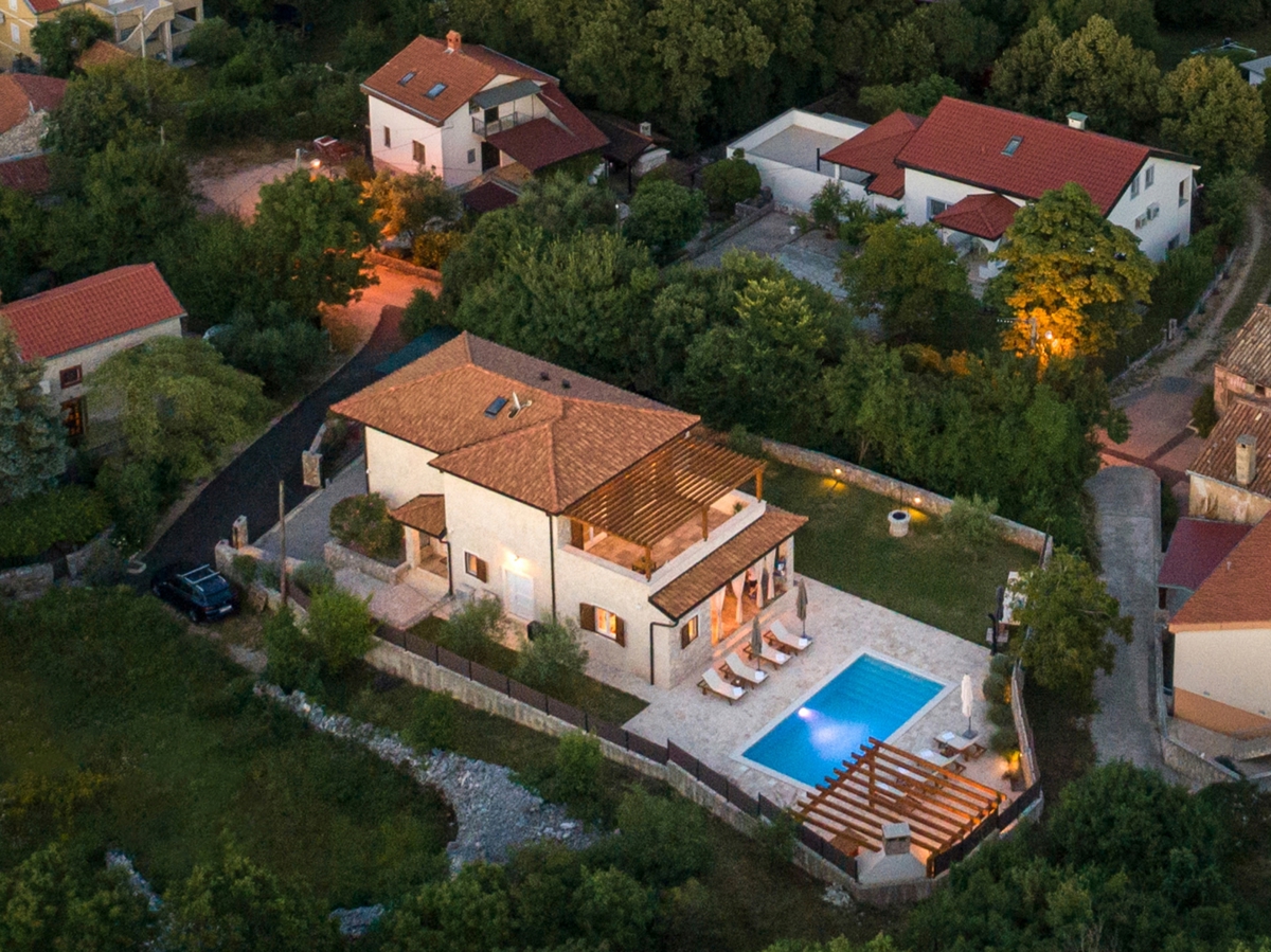Otok Krk, okolica Dobrinja - kamnita vila z bazenom