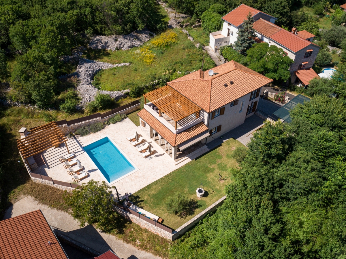 Otok Krk, okolica Dobrinja - kamnita vila z bazenom