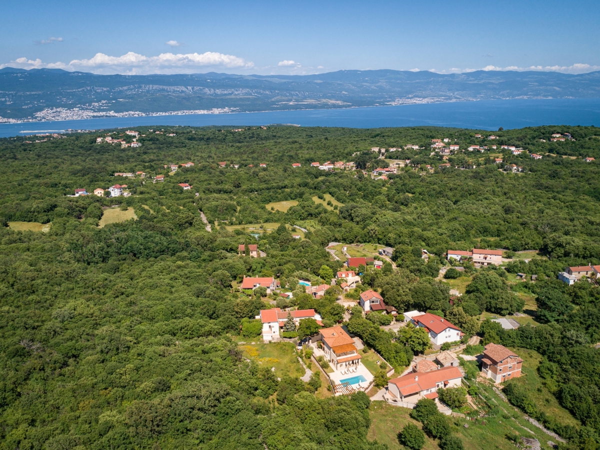 Otok Krk, okolica Dobrinja - kamnita vila z bazenom