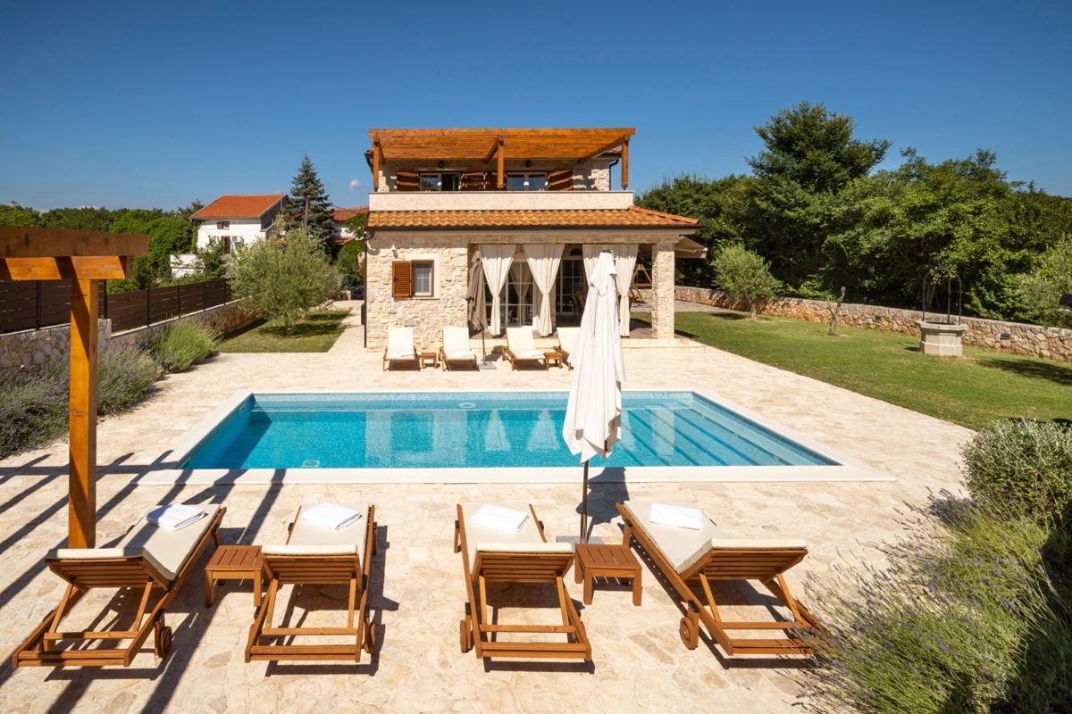 Otok Krk, okolica Dobrinja - kamnita vila z bazenom