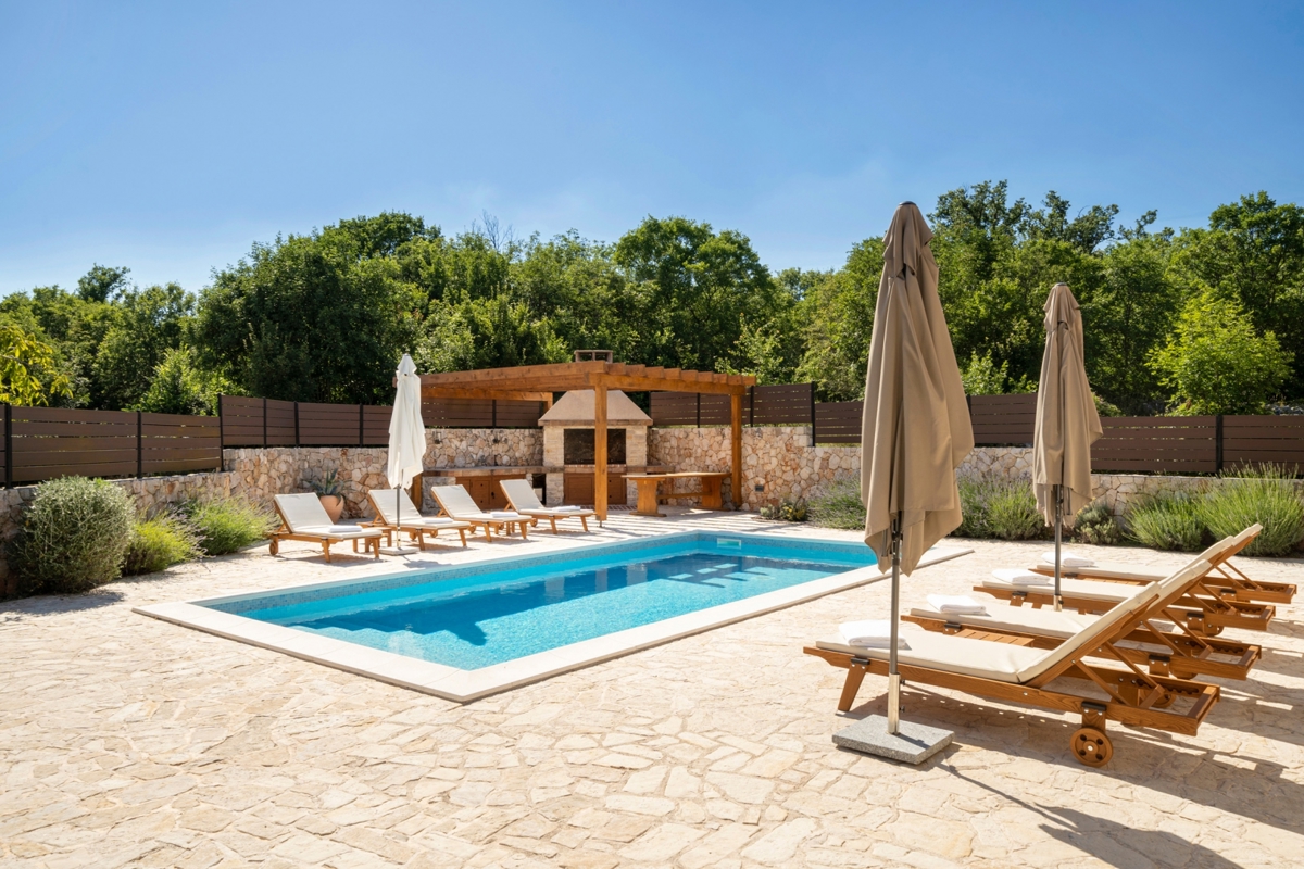 Otok Krk, okolica Dobrinja - kamnita vila z bazenom