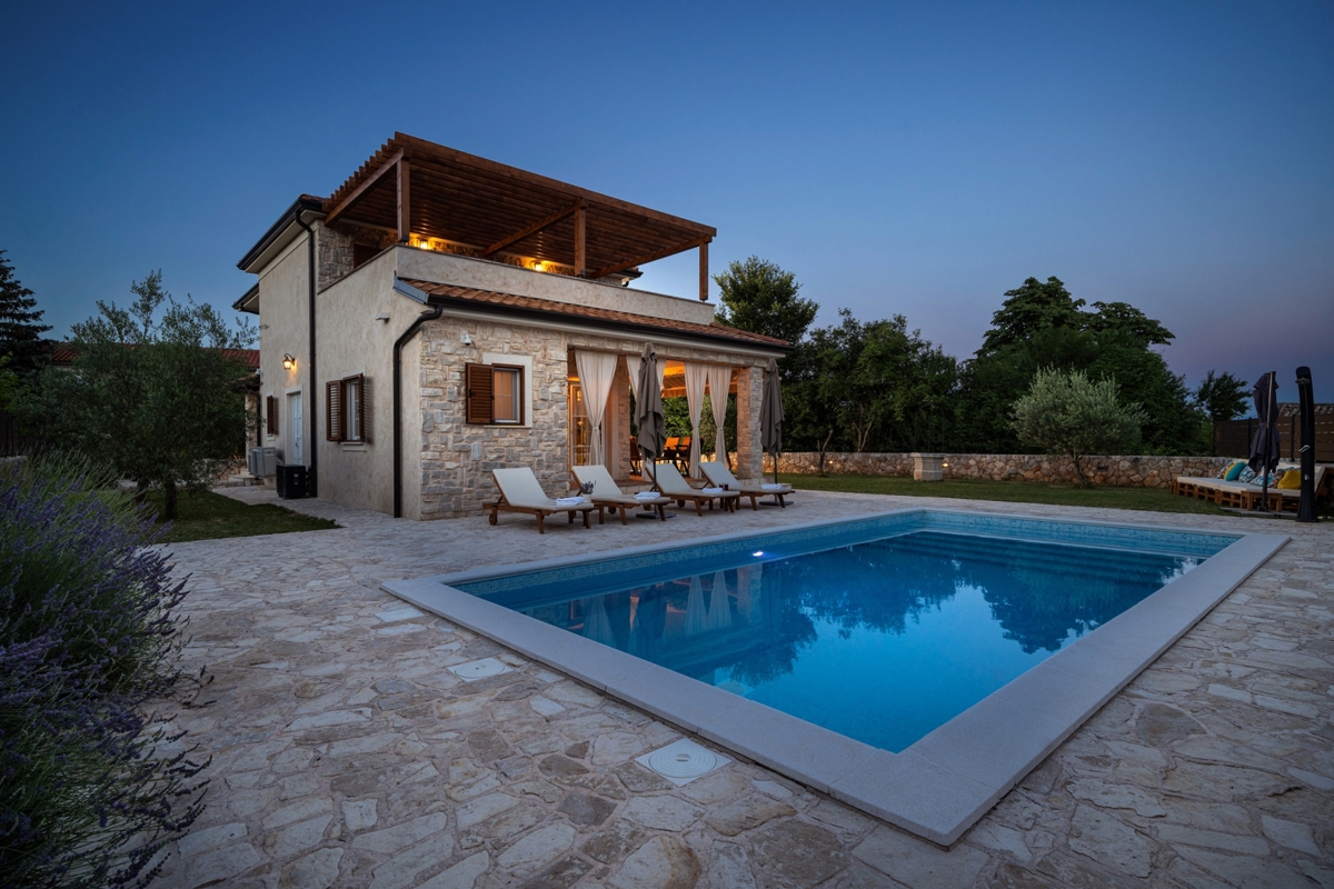 Otok Krk, okolica Dobrinja - kamnita vila z bazenom