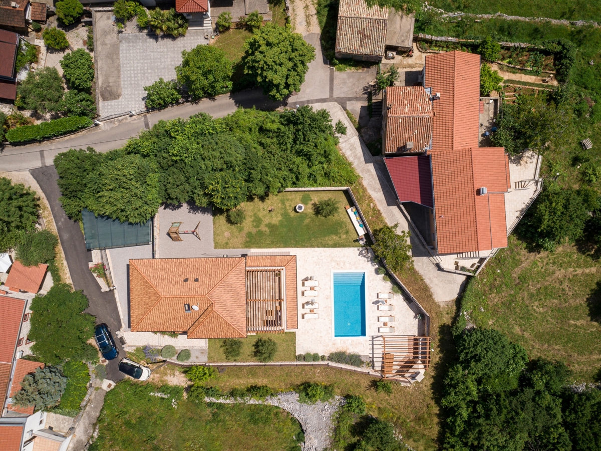 Otok Krk, okolica Dobrinja - kamnita vila z bazenom
