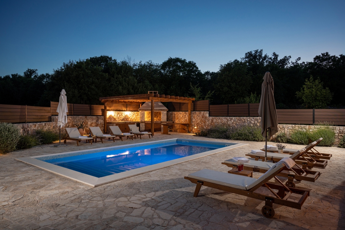 Otok Krk, okolica Dobrinja - kamnita vila z bazenom