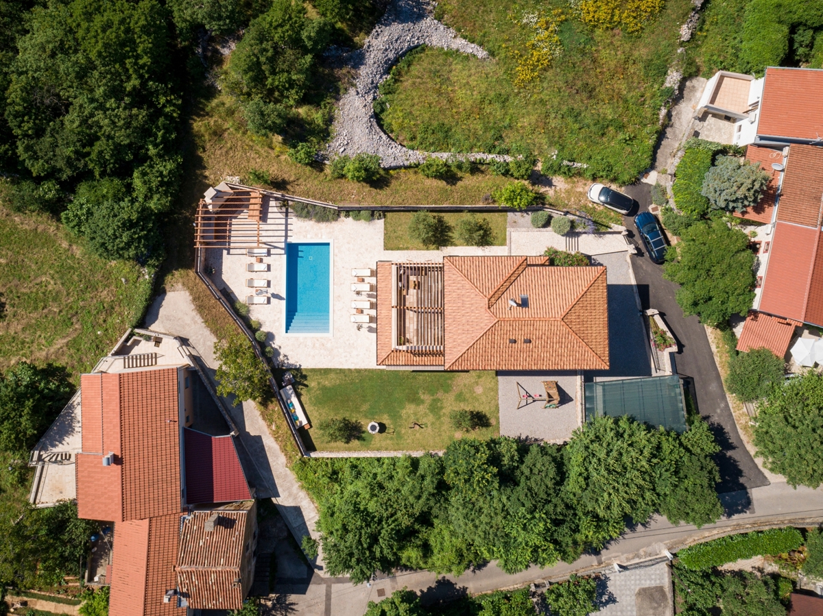 Otok Krk, okolica Dobrinja - kamnita vila z bazenom