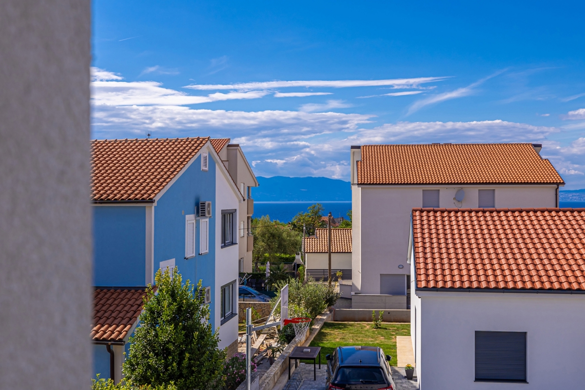 MALINSKA, OTOK KRK – Moderna hiša dvojček z bazenom, pogledom na morje in strešno teraso
