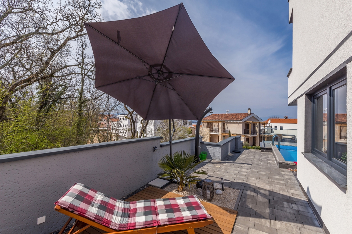 MALINSKA - Moderna hiša dvojček z bazenom in garažo