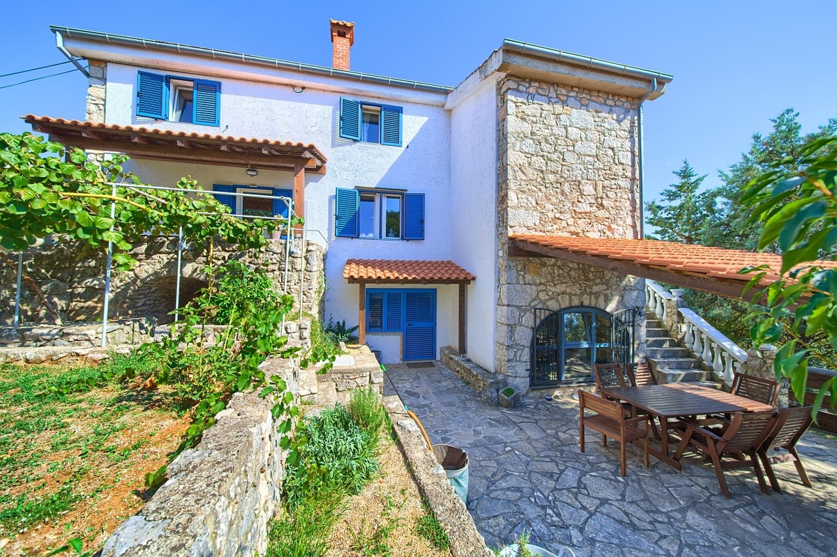 OTOK KRK, notranjost otoka - Samostojna kamnita hiša z bazenom