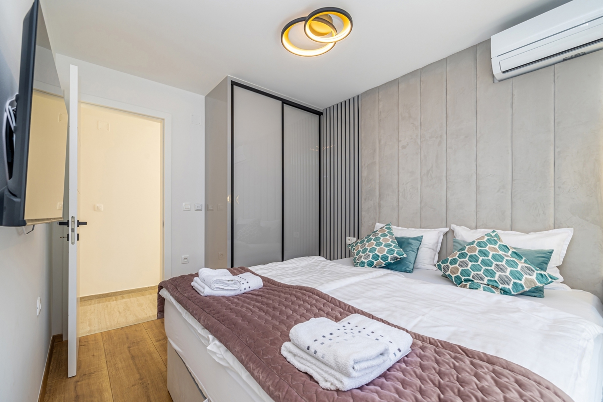 OTOK KRK, Malinska - Apartma z bazenom in pogledom na morje