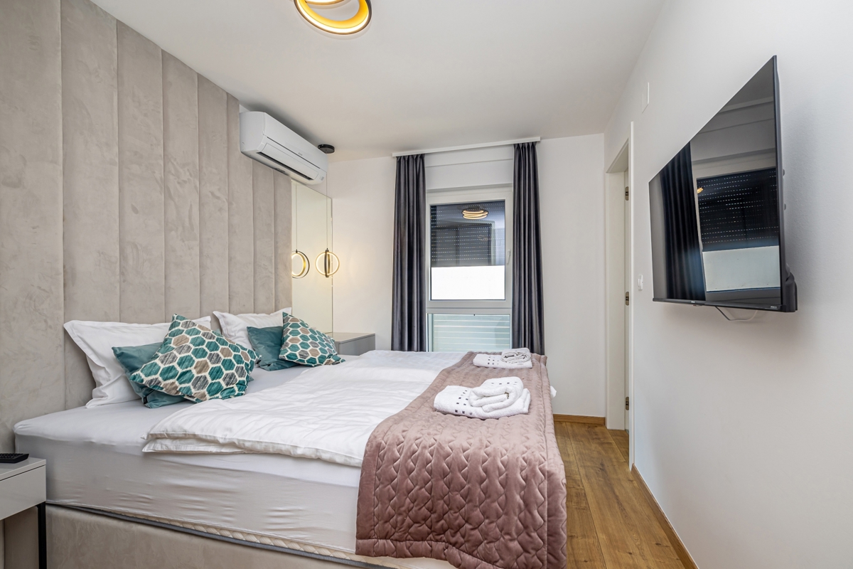 OTOK KRK, Malinska - Apartma z bazenom in pogledom na morje