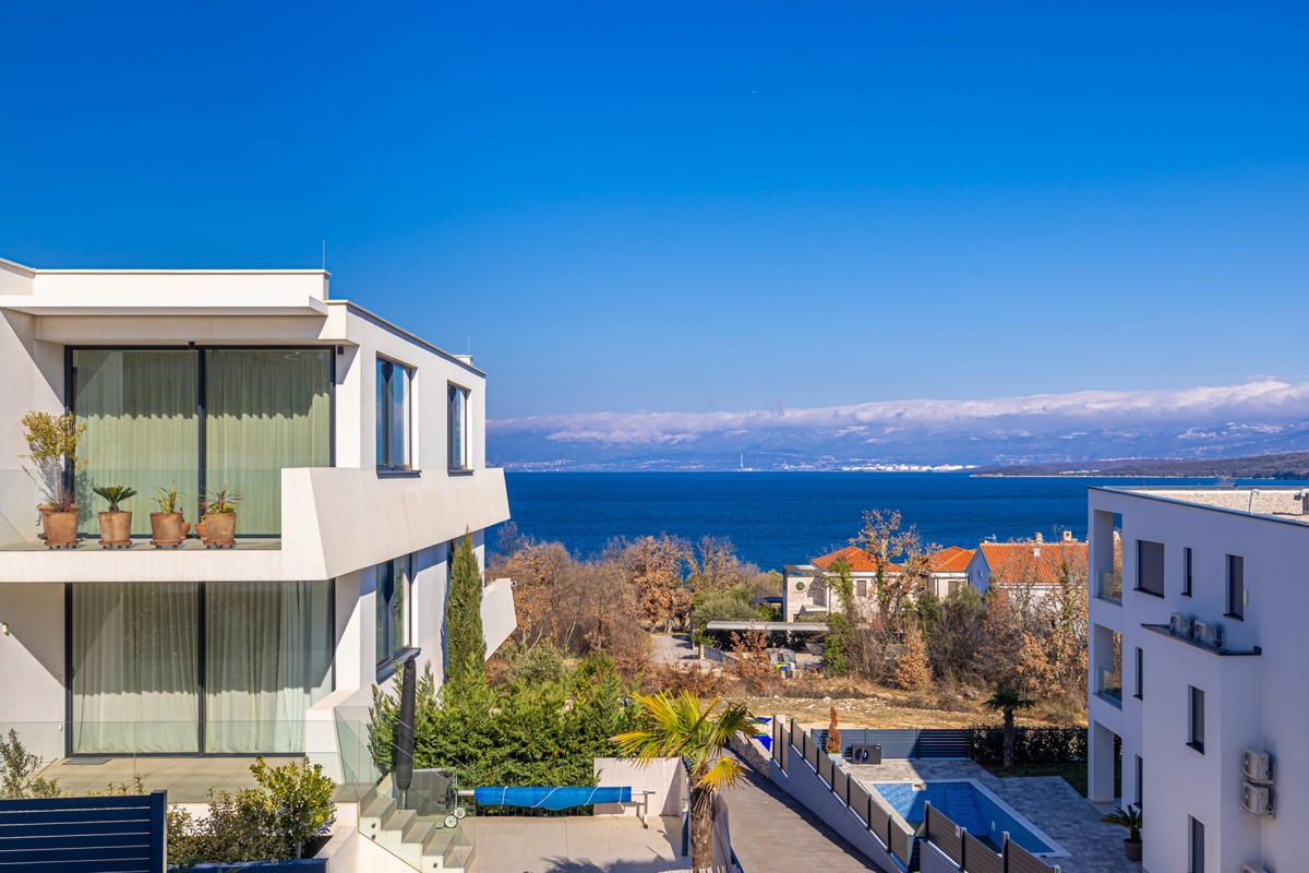 OTOK KRK, Malinska - Apartma z bazenom in pogledom na morje