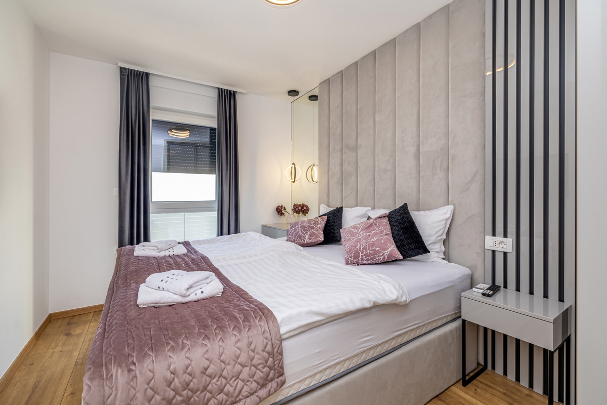 OTOK KRK, Malinska - Apartma z bazenom in pogledom na morje