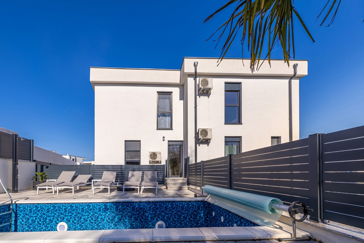 OTOK KRK, Malinska - Apartma z bazenom in pogledom na morje