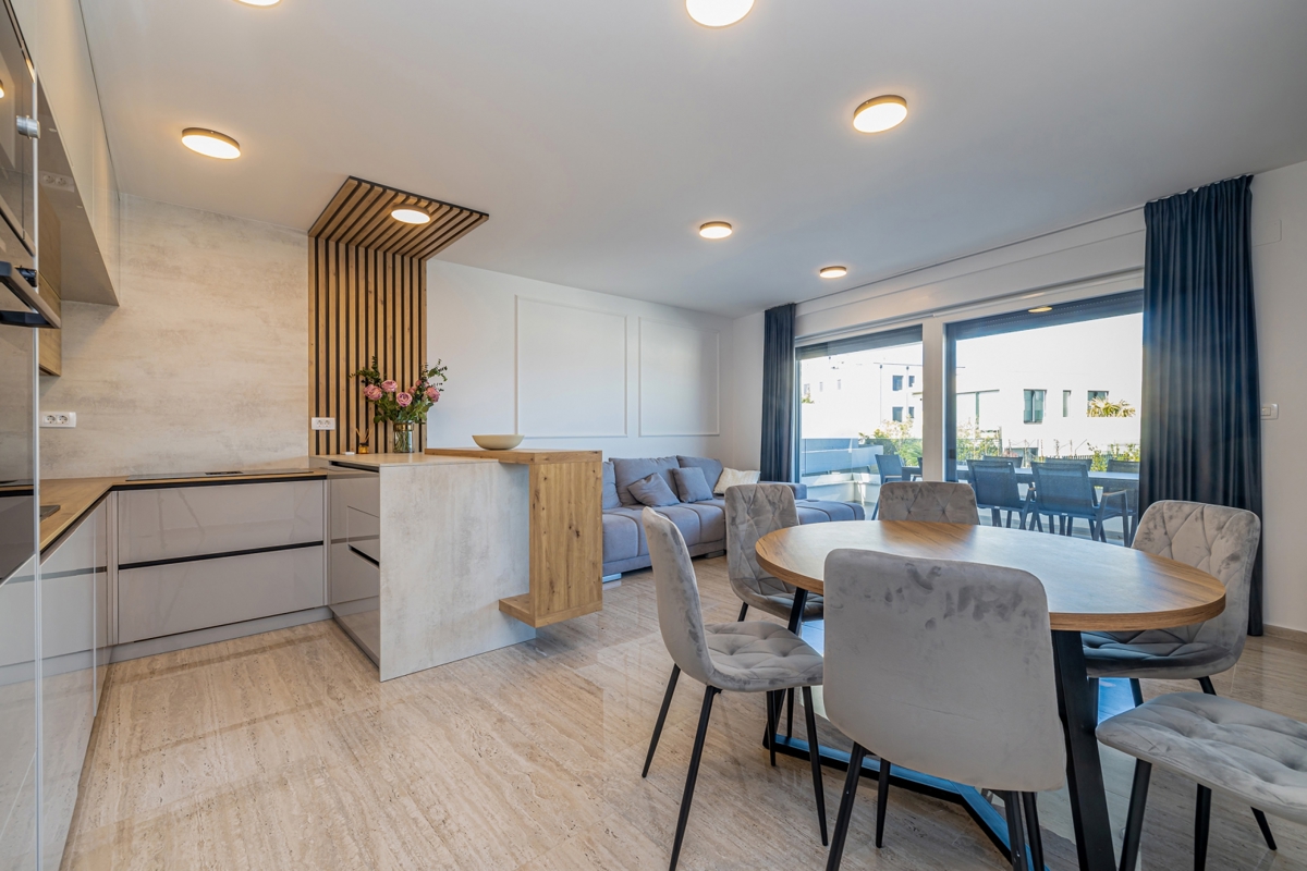 OTOK KRK, Malinska - Apartma z bazenom in pogledom na morje