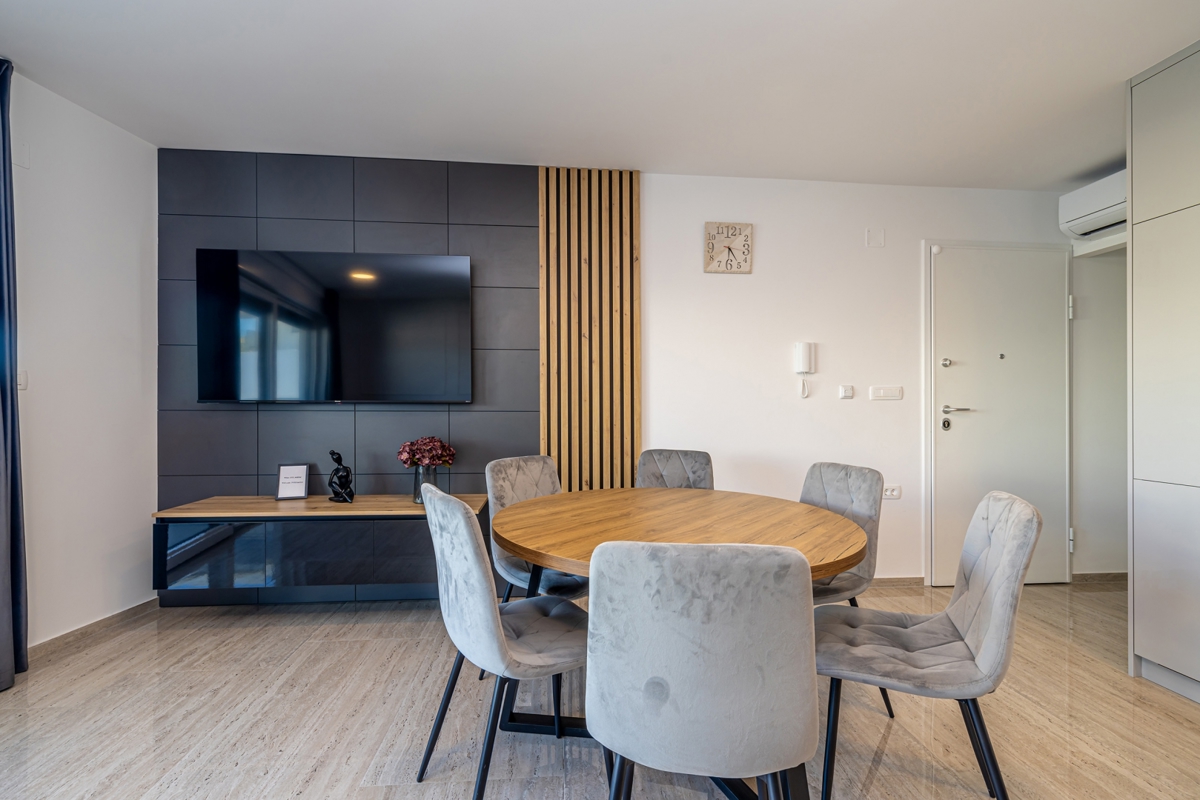 OTOK KRK, Malinska - Apartma z bazenom in pogledom na morje