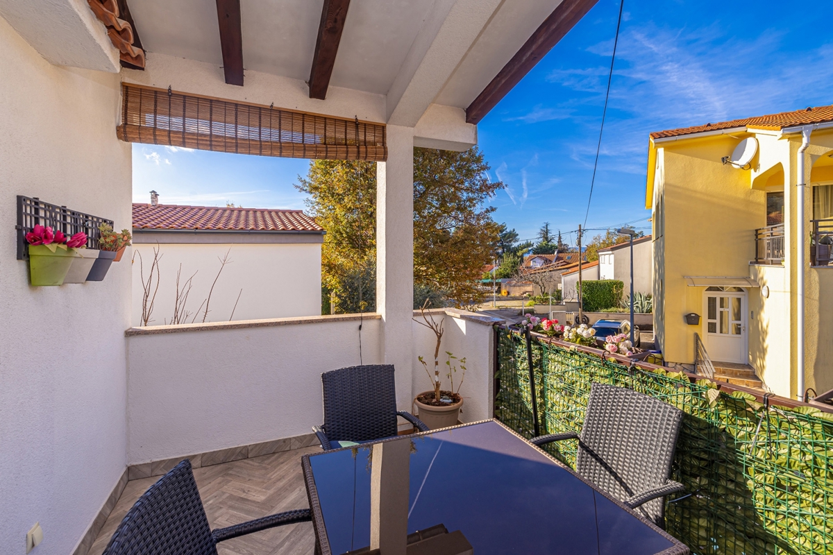 OTOK KRK, NJIVICE - Apartma z dvema terasama v bližini morja