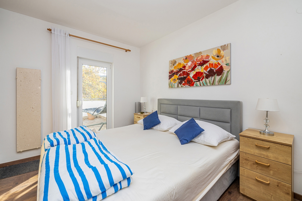 OTOK KRK, NJIVICE - Apartma z dvema terasama v bližini morja