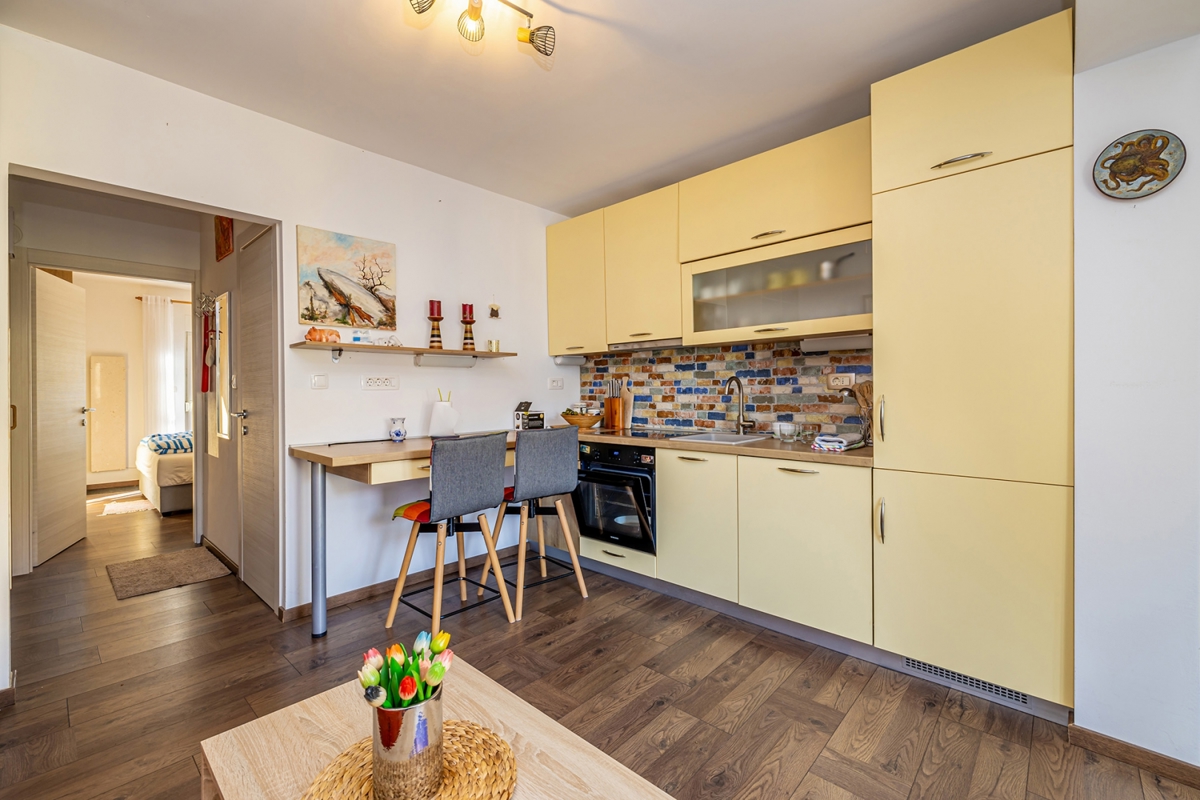 OTOK KRK, NJIVICE - Apartma z dvema terasama v bližini morja