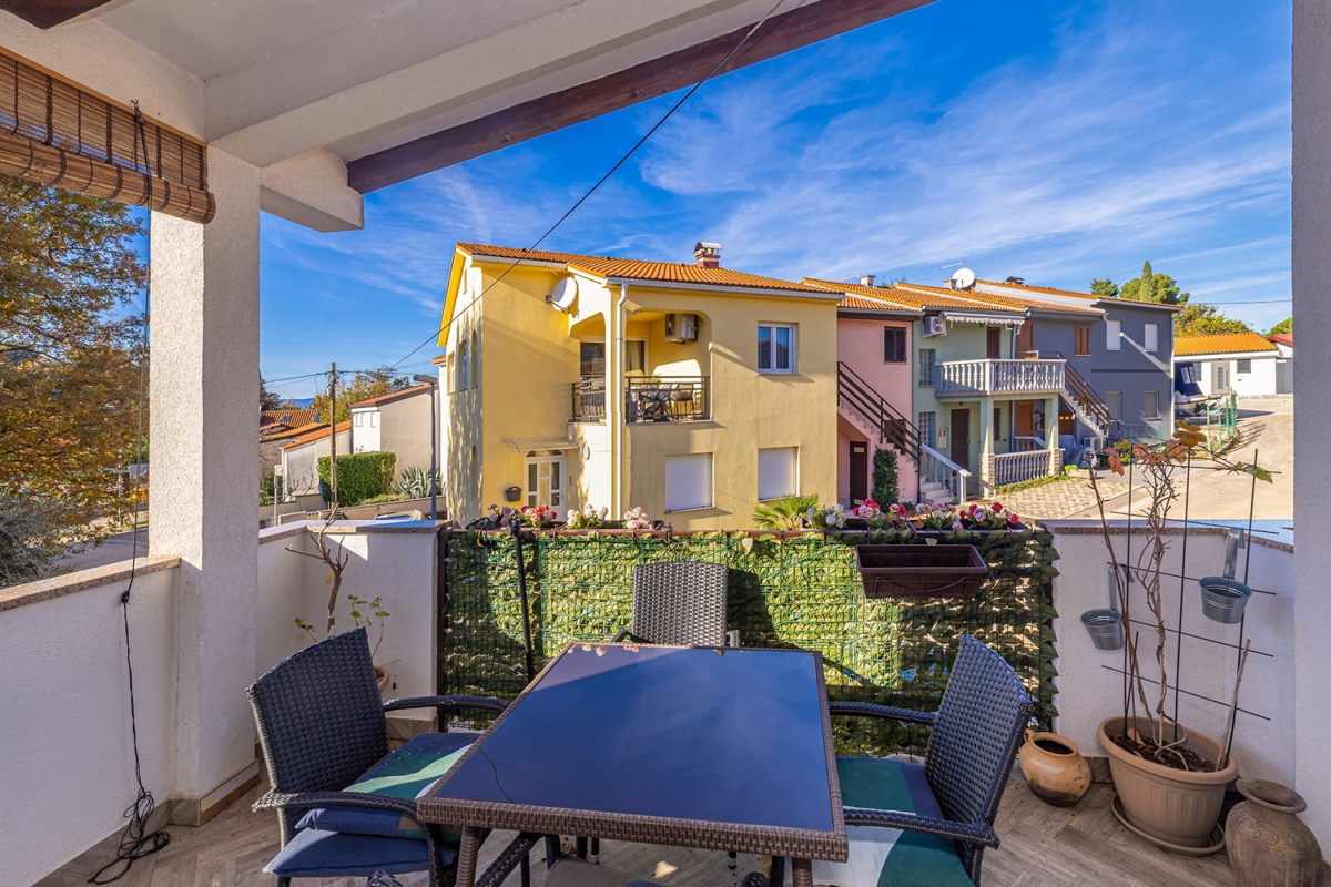 OTOK KRK, NJIVICE - Apartma z dvema terasama v bližini morja