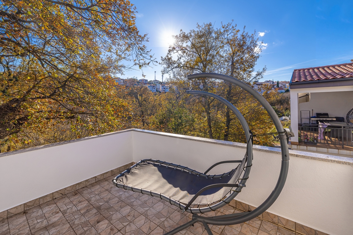 OTOK KRK, NJIVICE - Apartma z dvema terasama v bližini morja