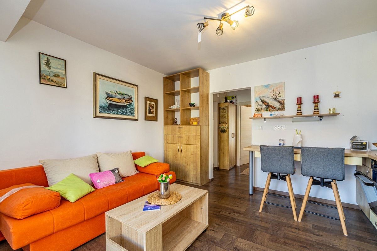 OTOK KRK, NJIVICE - Apartma z dvema terasama v bližini morja