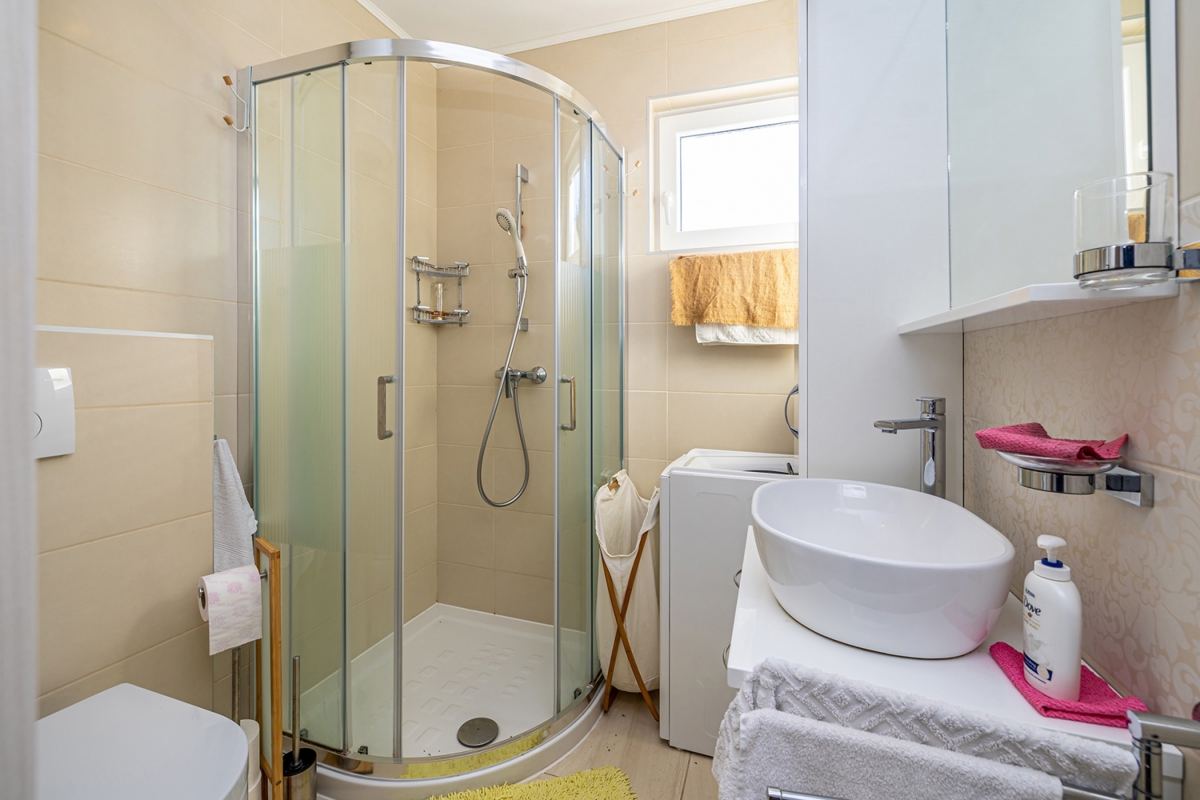 OTOK KRK, NJIVICE - Apartma z dvema terasama v bližini morja