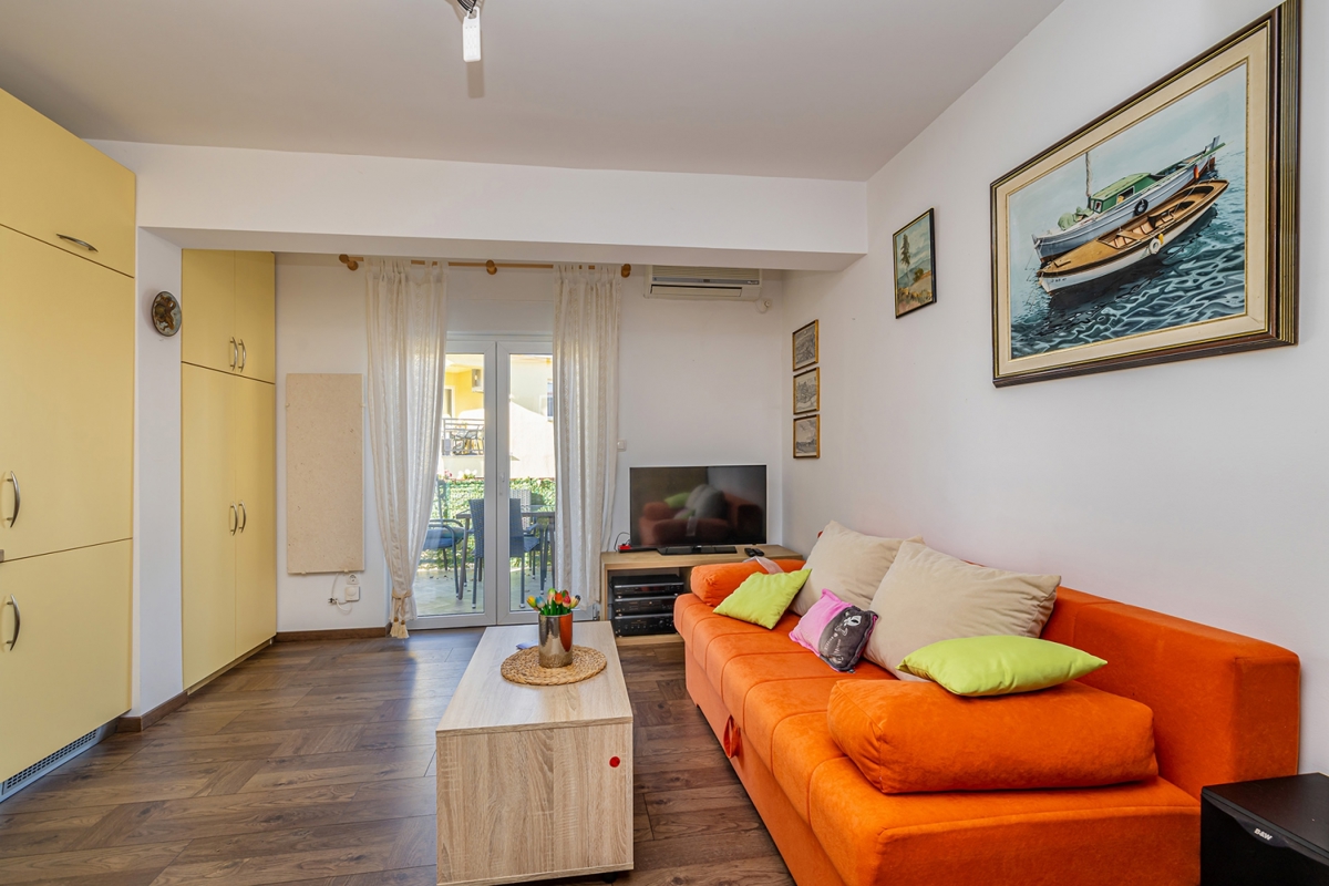 OTOK KRK, NJIVICE - Apartma z dvema terasama v bližini morja