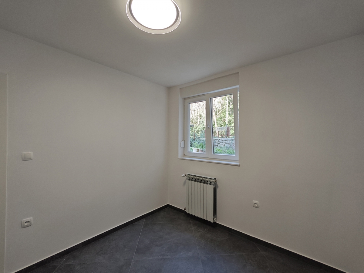 RIJEKA, SUŠAČKA DRAGA - Prostorno stanovanje v pritličju z dvema parkirnima mestoma