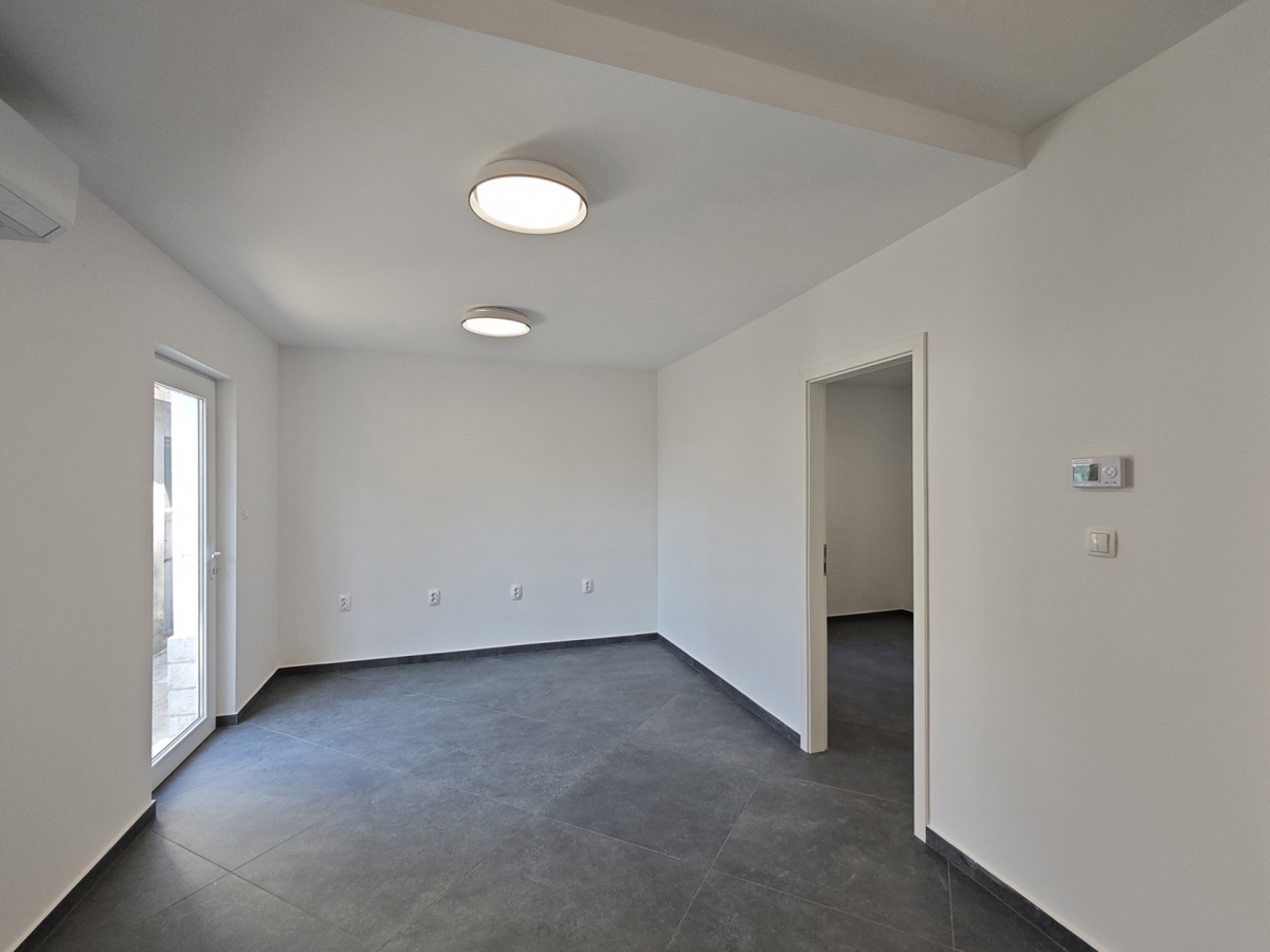 RIJEKA, SUŠAČKA DRAGA - Prostorno stanovanje v pritličju z dvema parkirnima mestoma