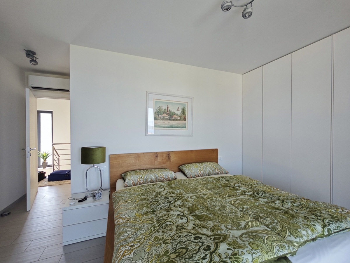 MALINSKA - dvonadstropni apartma z bazenom in pogledom na morje