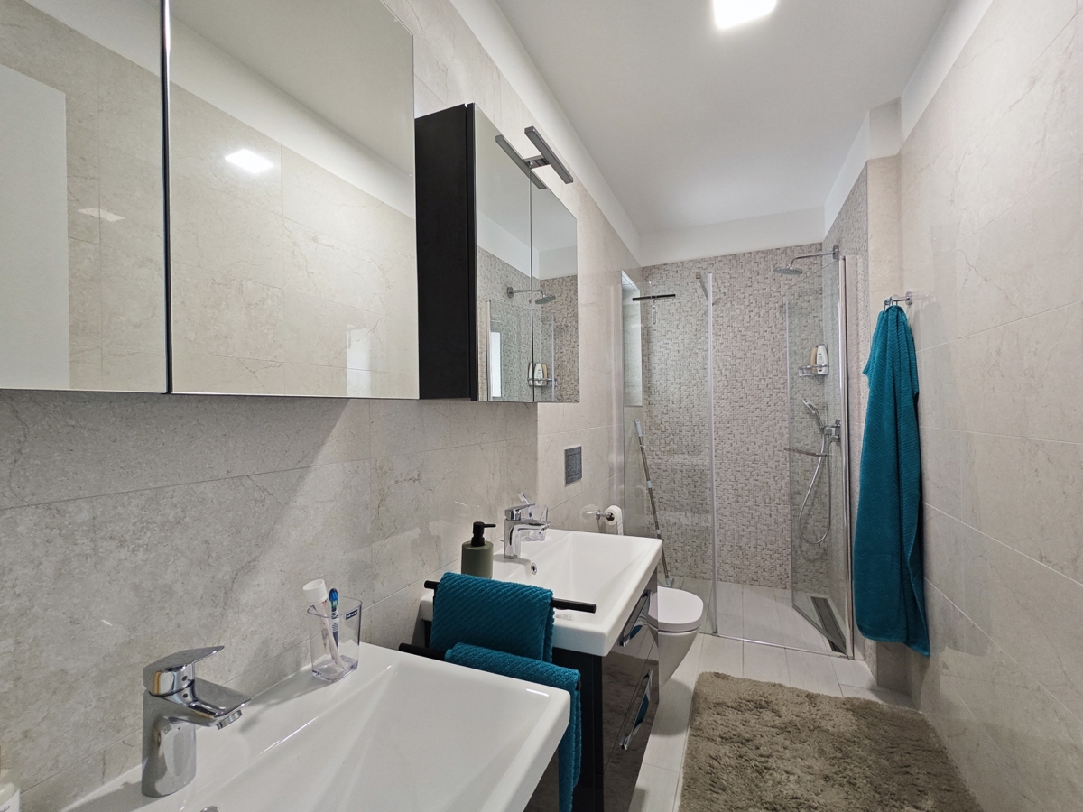 MALINSKA - dvonadstropni apartma z bazenom in pogledom na morje