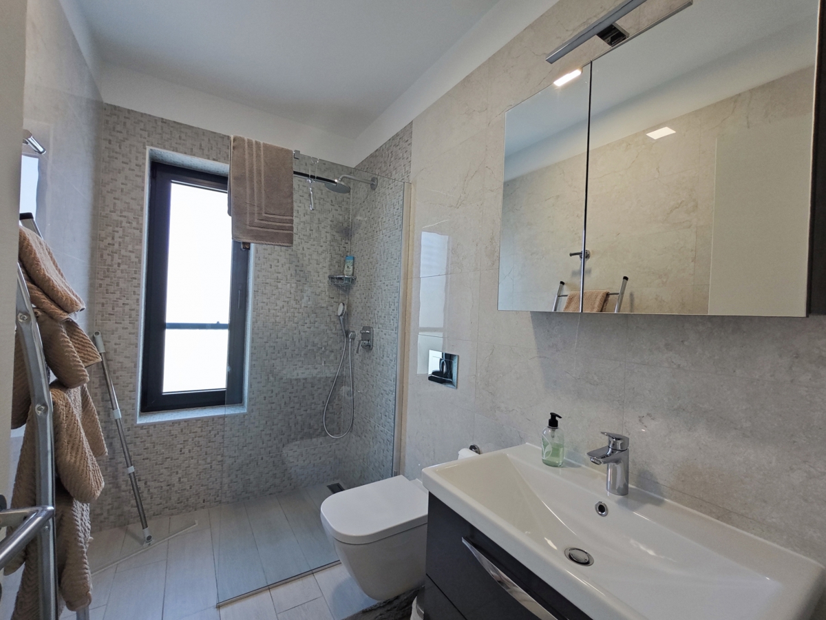 MALINSKA - dvonadstropni apartma z bazenom in pogledom na morje