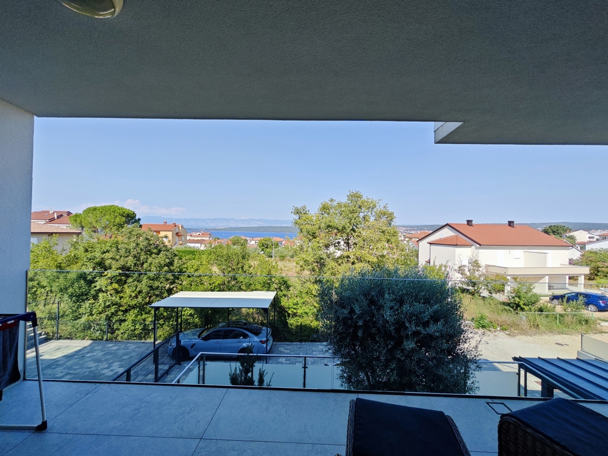 MALINSKA - dvonadstropni apartma z bazenom in pogledom na morje