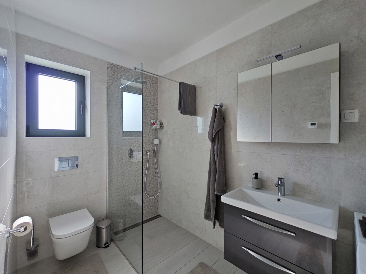 MALINSKA - dvonadstropni apartma z bazenom in pogledom na morje