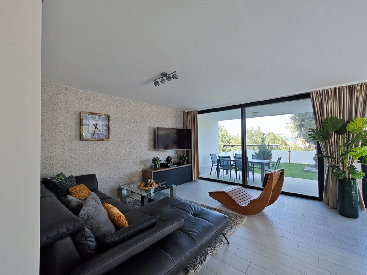 MALINSKA - dvonadstropni apartma z bazenom in pogledom na morje
