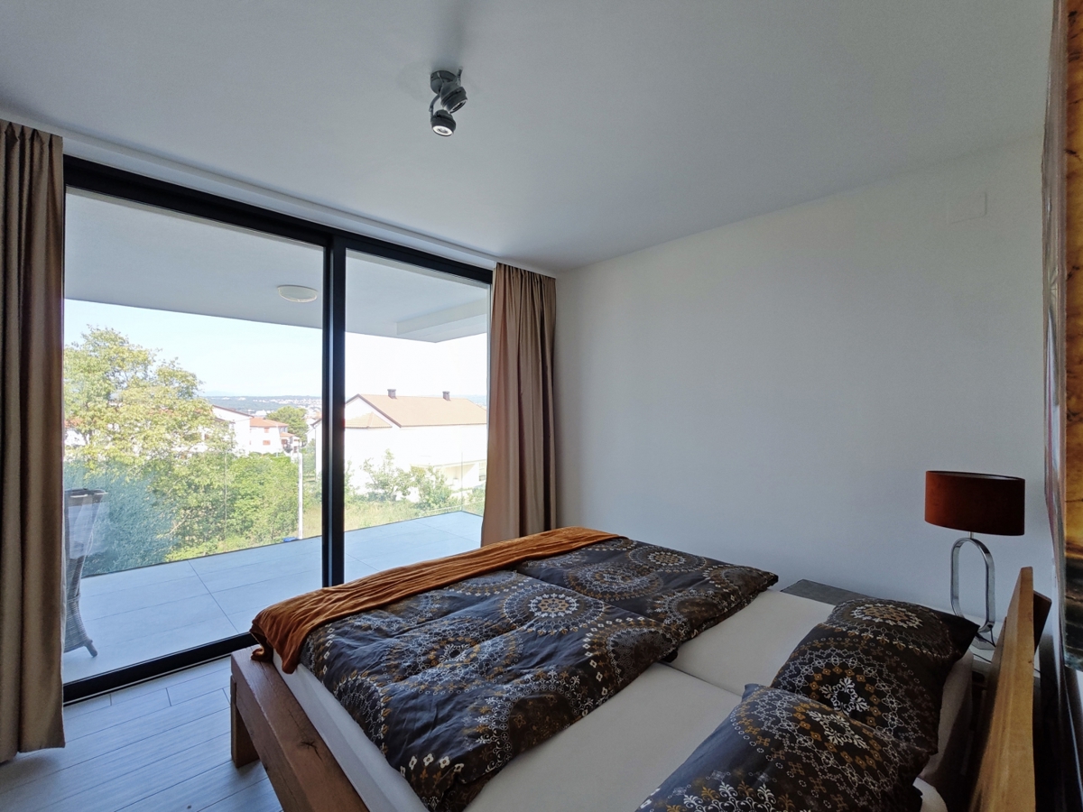 MALINSKA - dvonadstropni apartma z bazenom in pogledom na morje