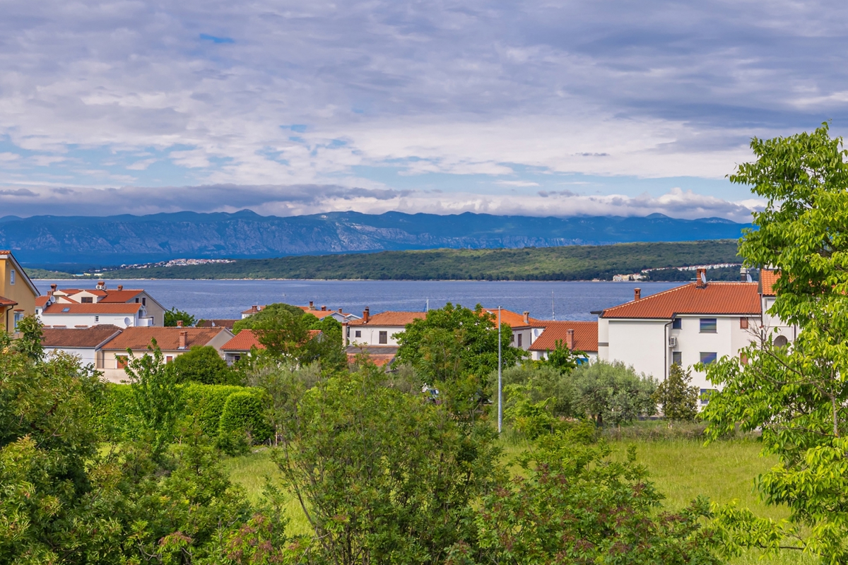 MALINSKA, PORAT - Dvonadstropno stanovanje z bazenom in pogledom na morje